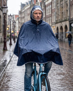 poncho-de-velo-impermeable-avec-capuche-visiere-ajustable-situation-bleu