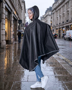 poncho-de-velo-impermeable-avec-capuche-visiere-ajustable-situation-femme