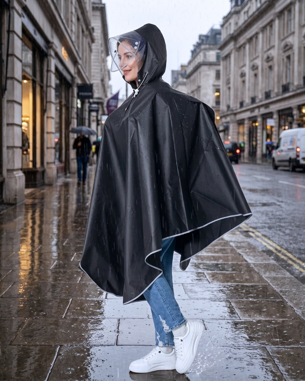 poncho-de-velo-impermeable-avec-capuche-visiere-ajustable-situation-femme