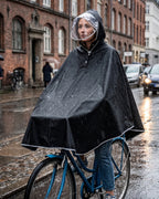 poncho-de-velo-impermeable-avec-capuche-visiere-ajustable-situation-noir
