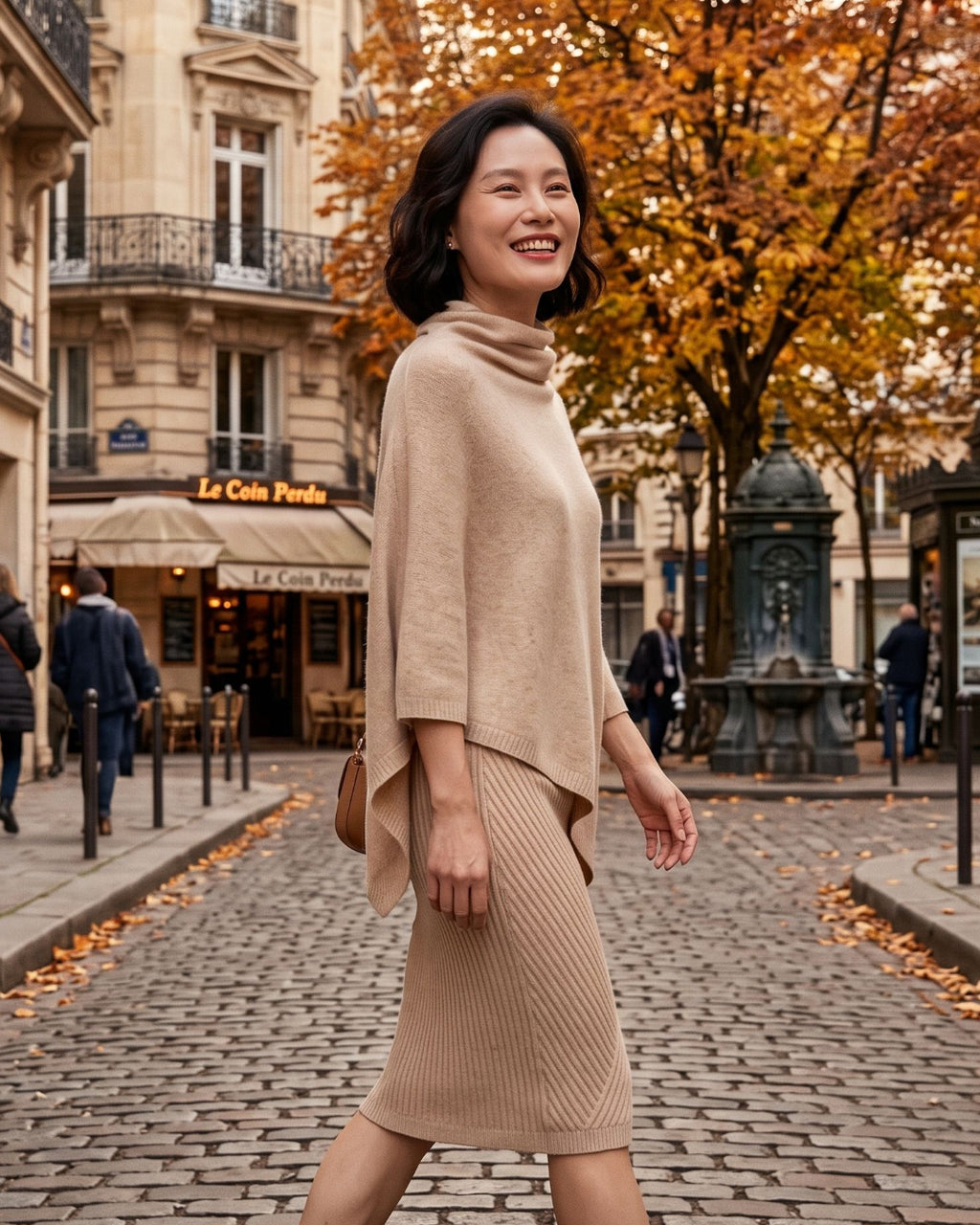 poncho-en-laine-femme-col-roule-situation-beige-clair