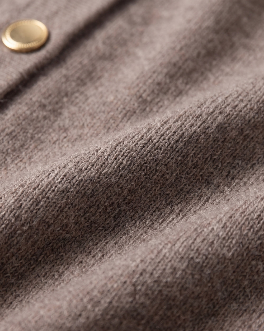 poncho-femme-asymetrique-boutons-closeup