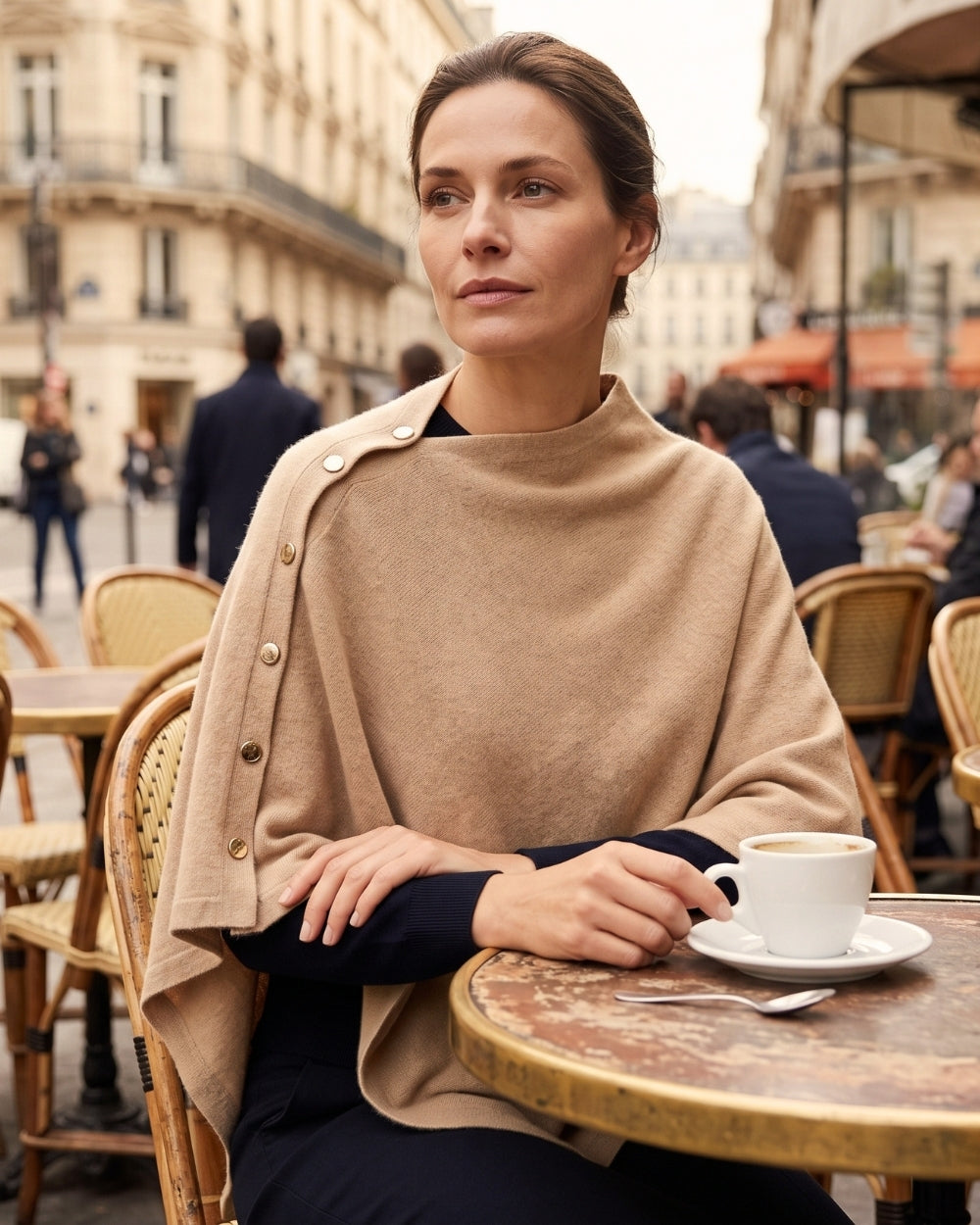 poncho-femme-asymetrique-boutons-situation-beige