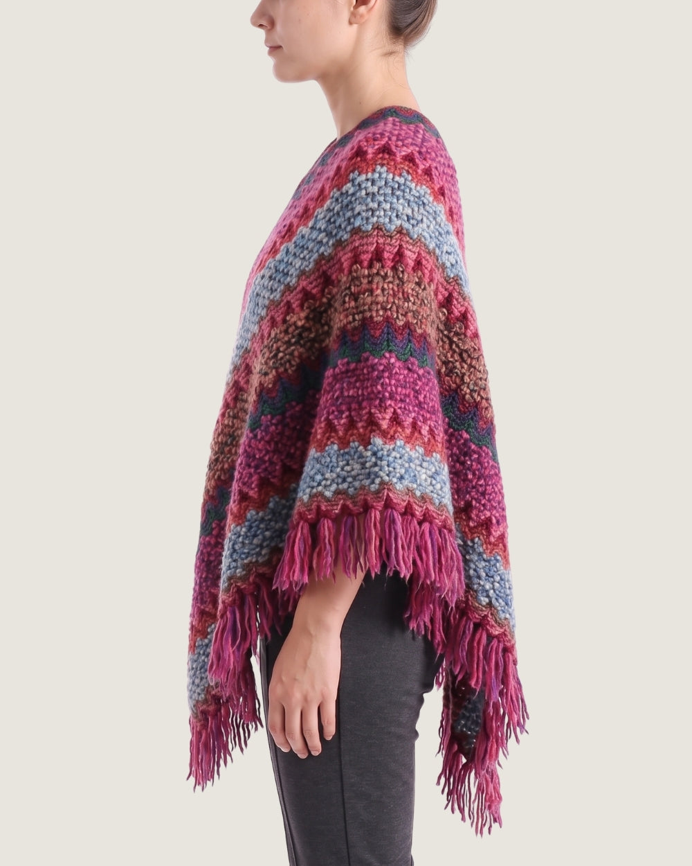 poncho-femme-chaud-franges-style-peruvien-magenta-profil