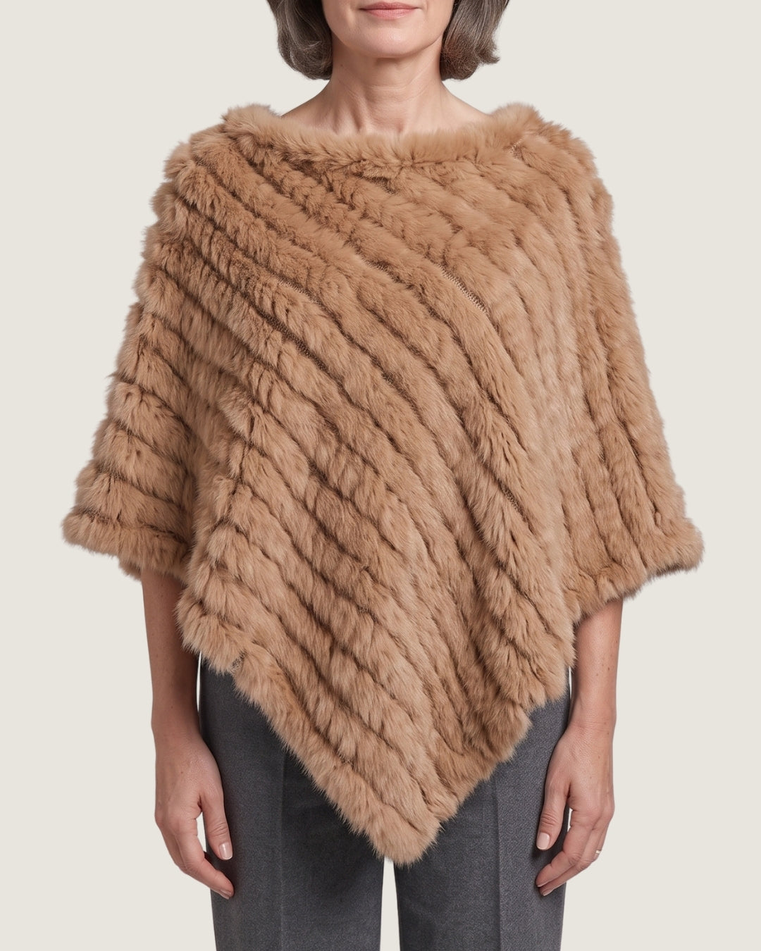 poncho-femme-en-fourrure-effet-raye-beige