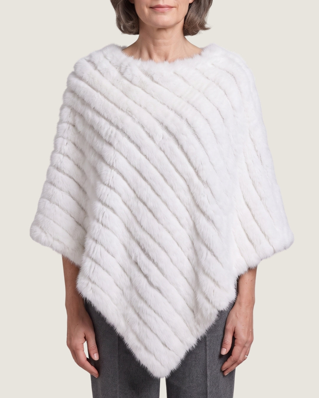 poncho-femme-en-fourrure-effet-raye-blanc