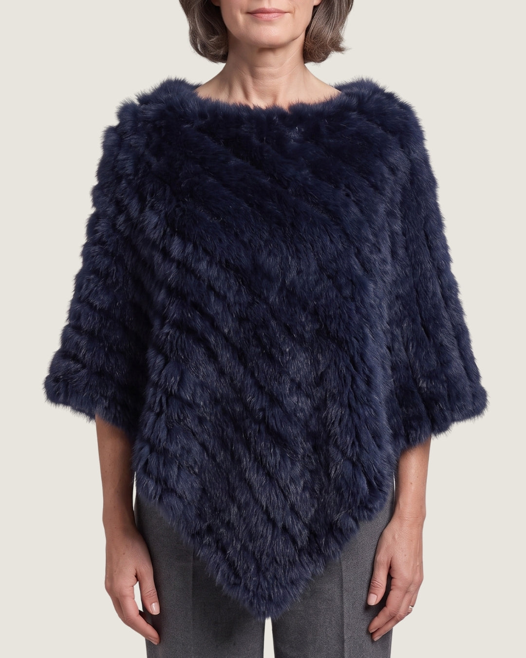 poncho-femme-en-fourrure-effet-raye-bleu-fonce