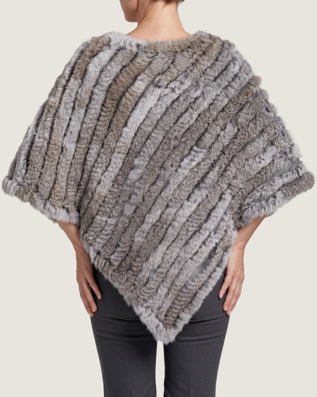 poncho-femme-en-fourrure-effet-raye-dos