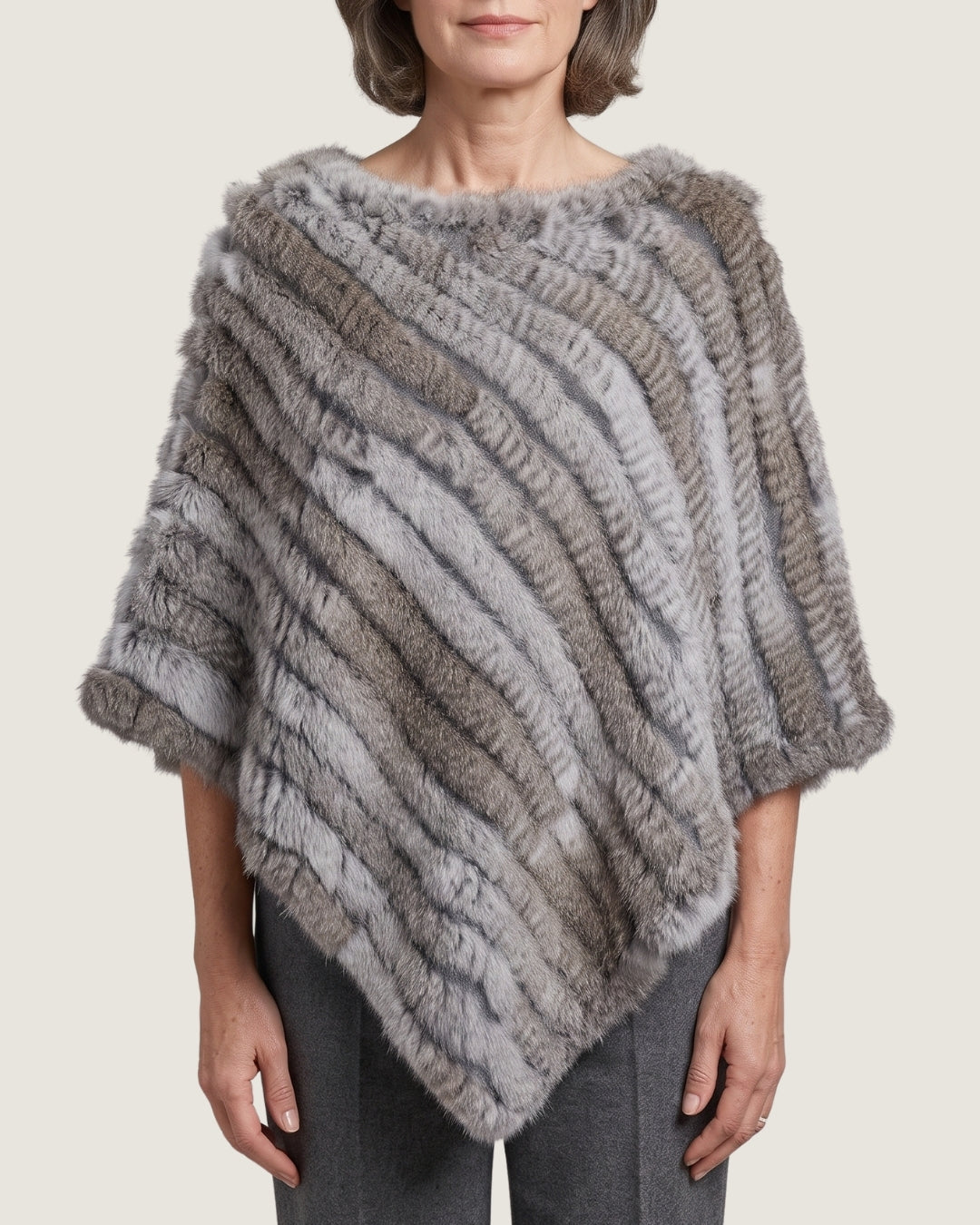 poncho-femme-en-fourrure-effet-raye-gris