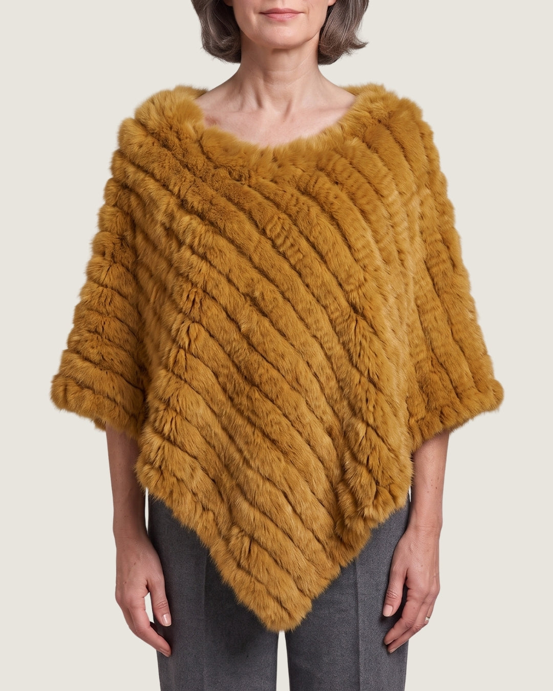 poncho-femme-en-fourrure-effet-raye-jaune-moutarde