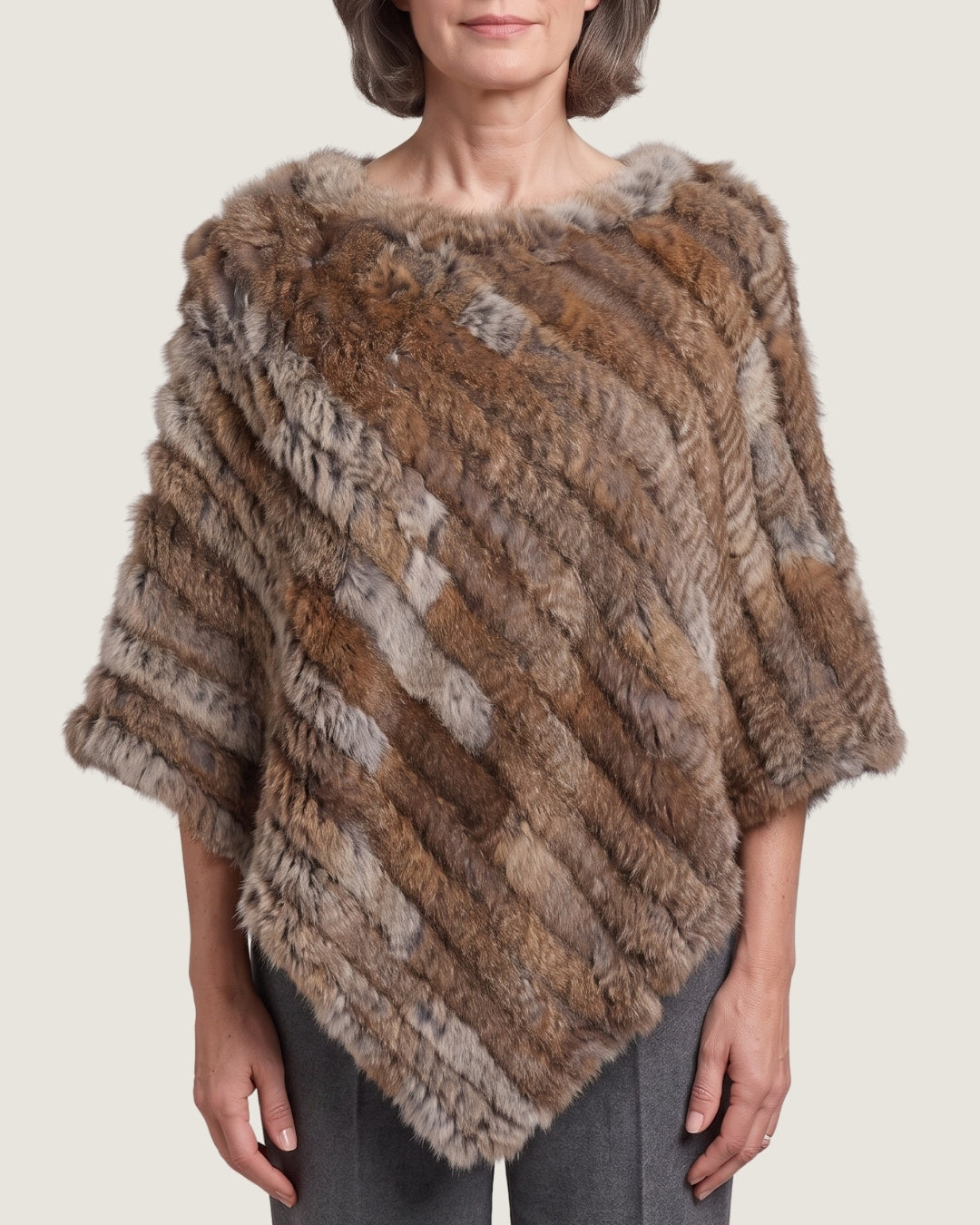 poncho-femme-en-fourrure-effet-raye-marron
