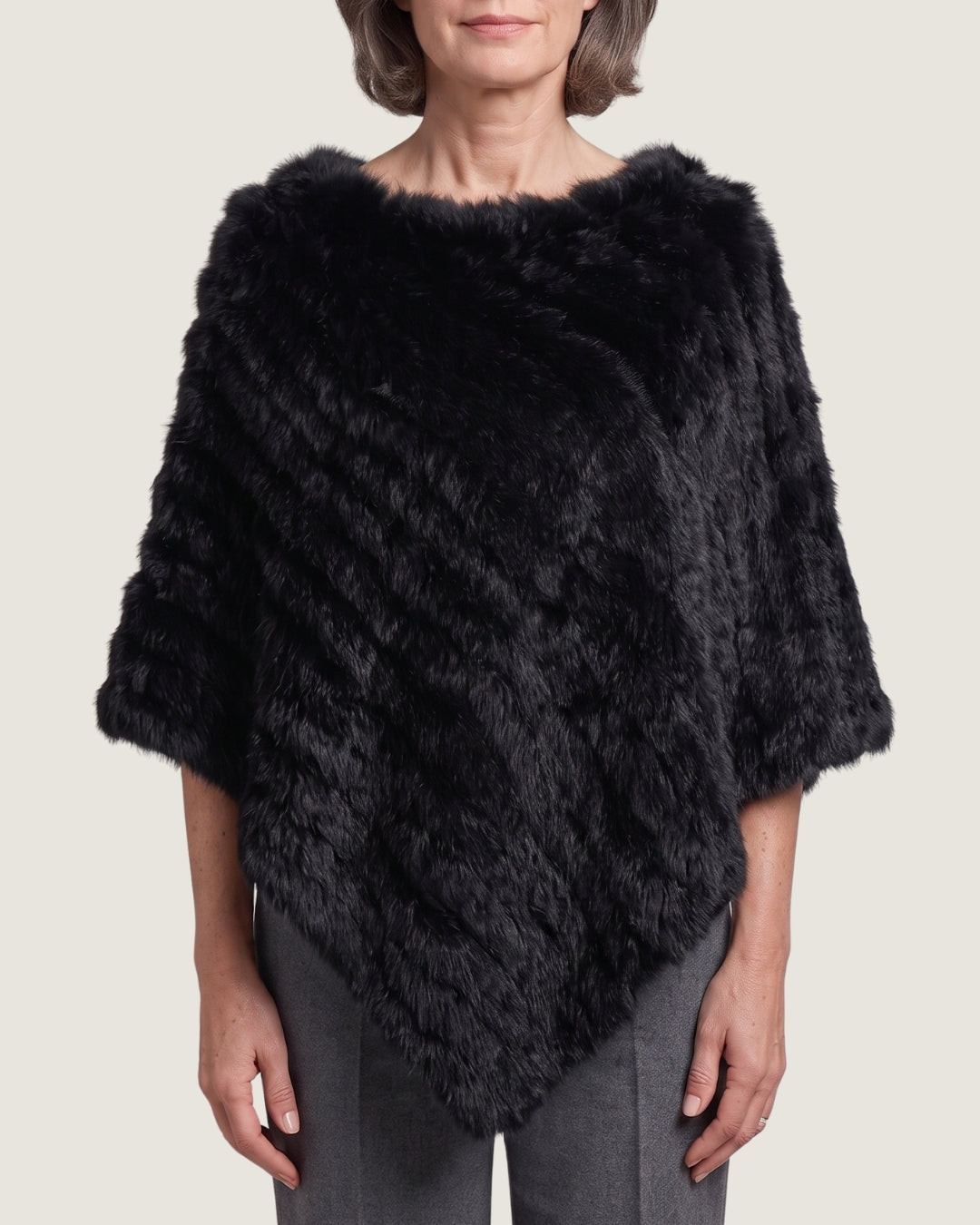 poncho-femme-en-fourrure-effet-raye-noir
