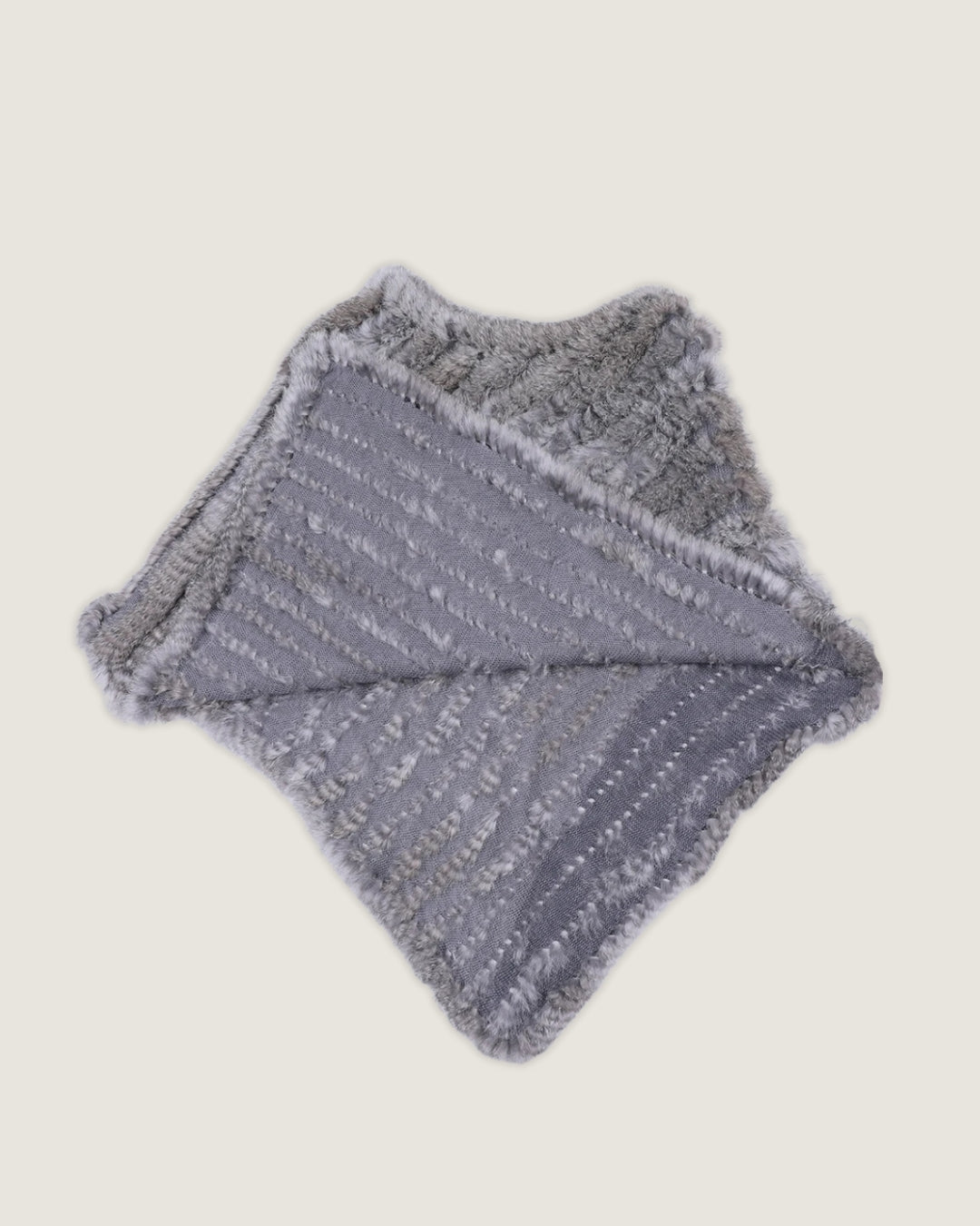 poncho-femme-en-fourrure-effet-raye-plat-ouvert