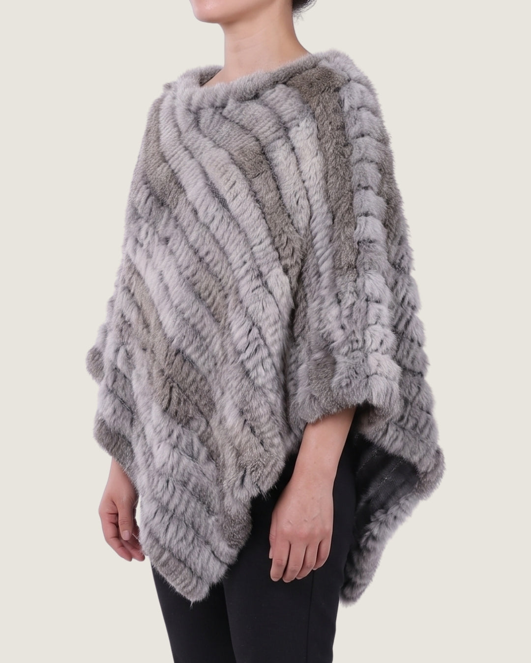 poncho-femme-en-fourrure-effet-raye-profile