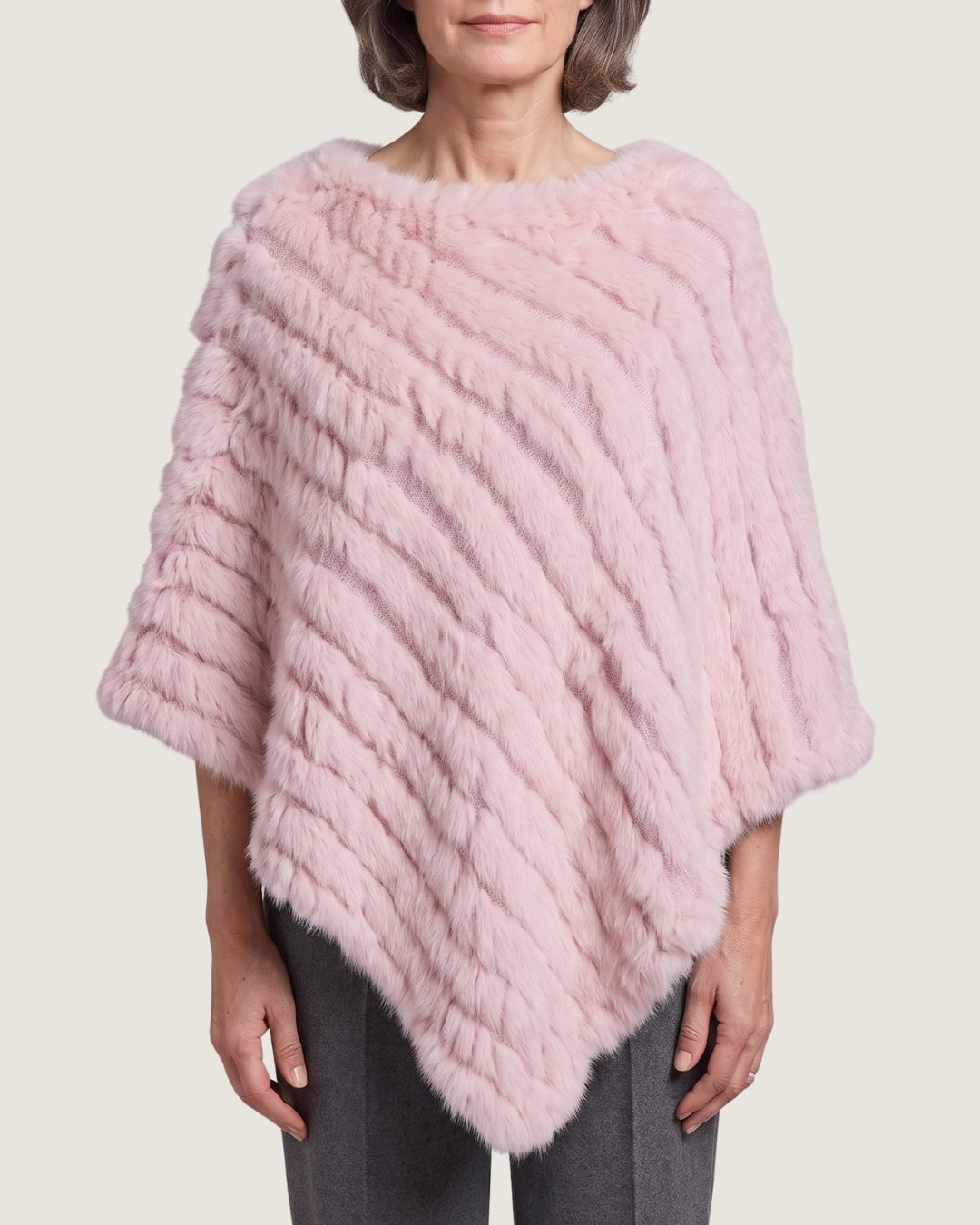 poncho-femme-en-fourrure-effet-raye-rose-clair