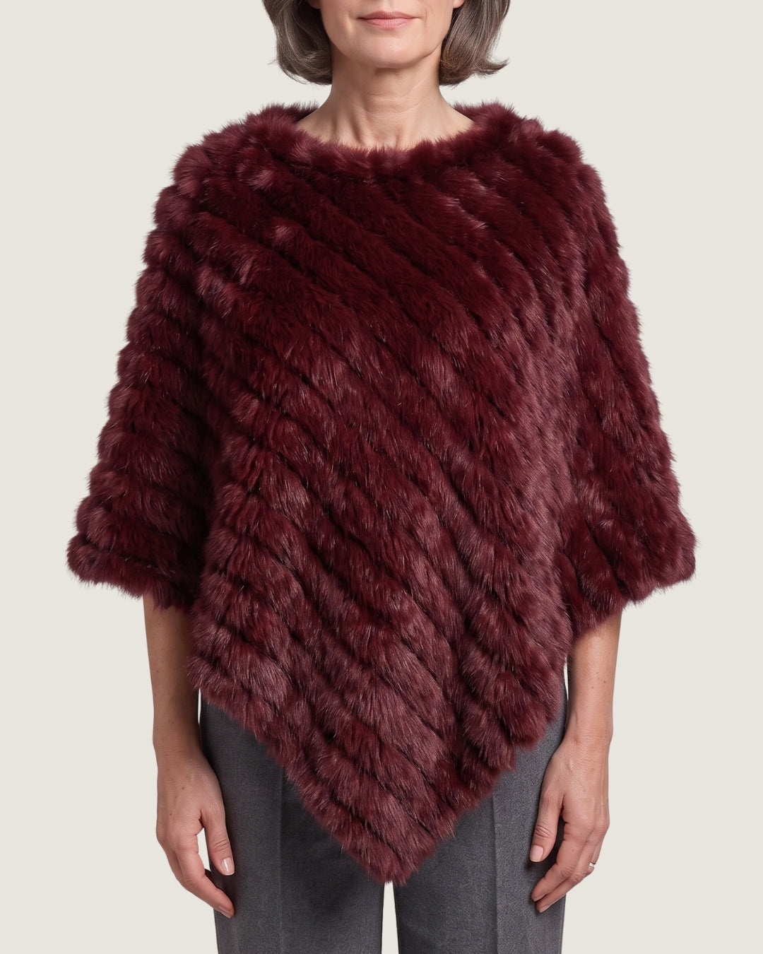 poncho-femme-en-fourrure-effet-raye-rouge-bourgogne