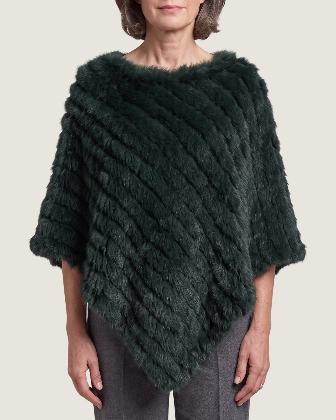 poncho-femme-en-fourrure-effet-raye-vert-fonce
