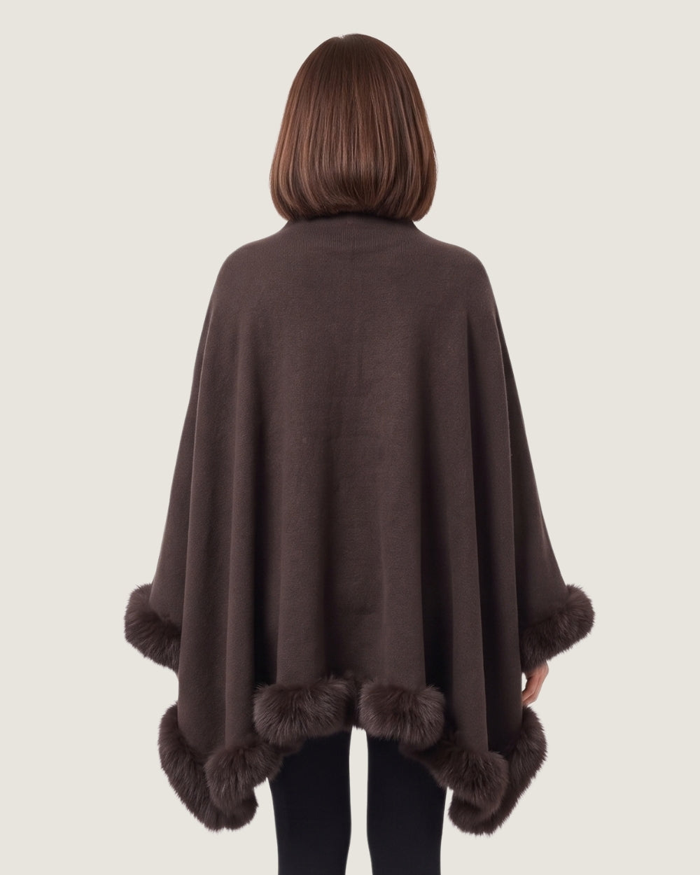 poncho-femme-fourrure-col-montant-dos