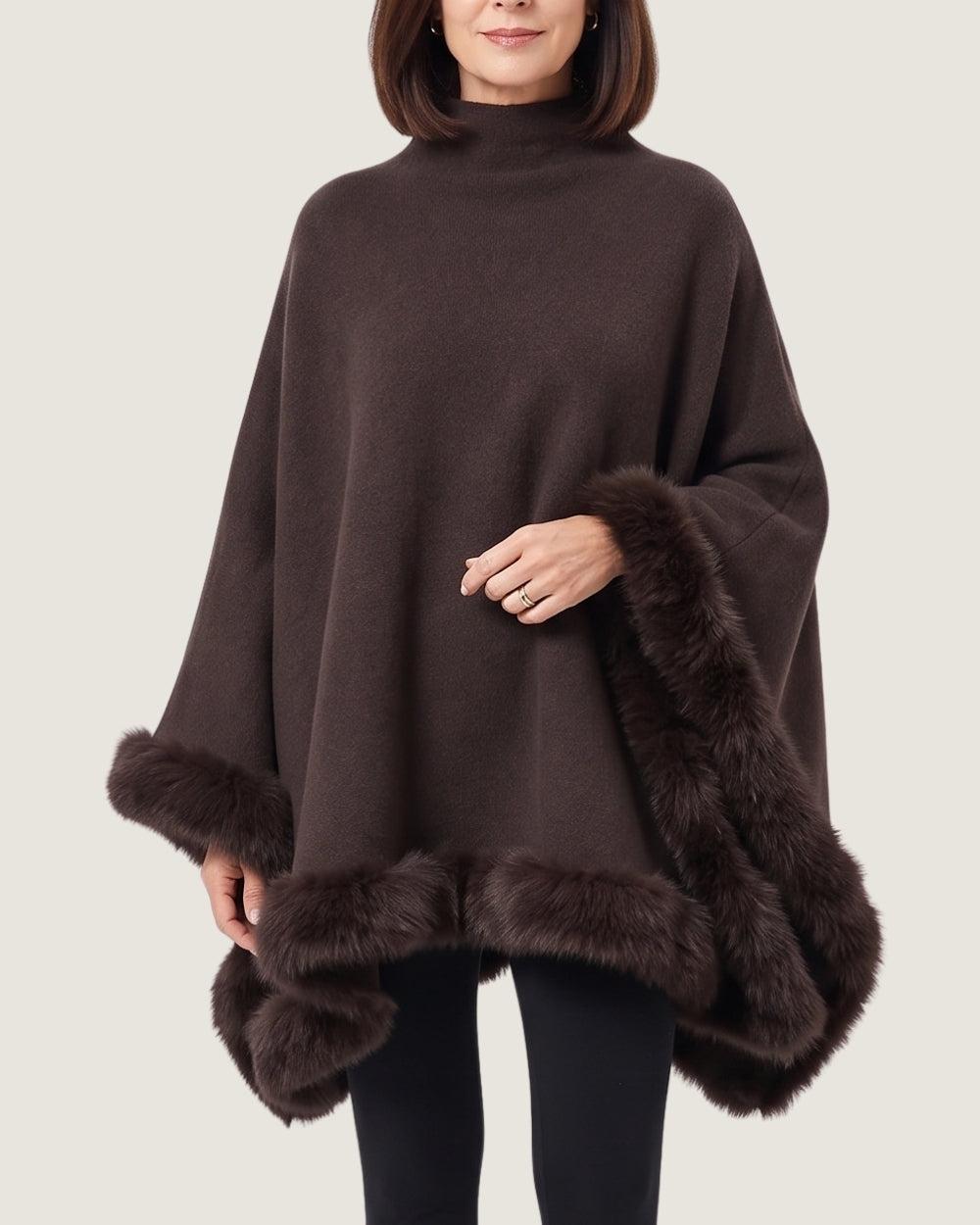 poncho-femme-fourrure-col-montant-face