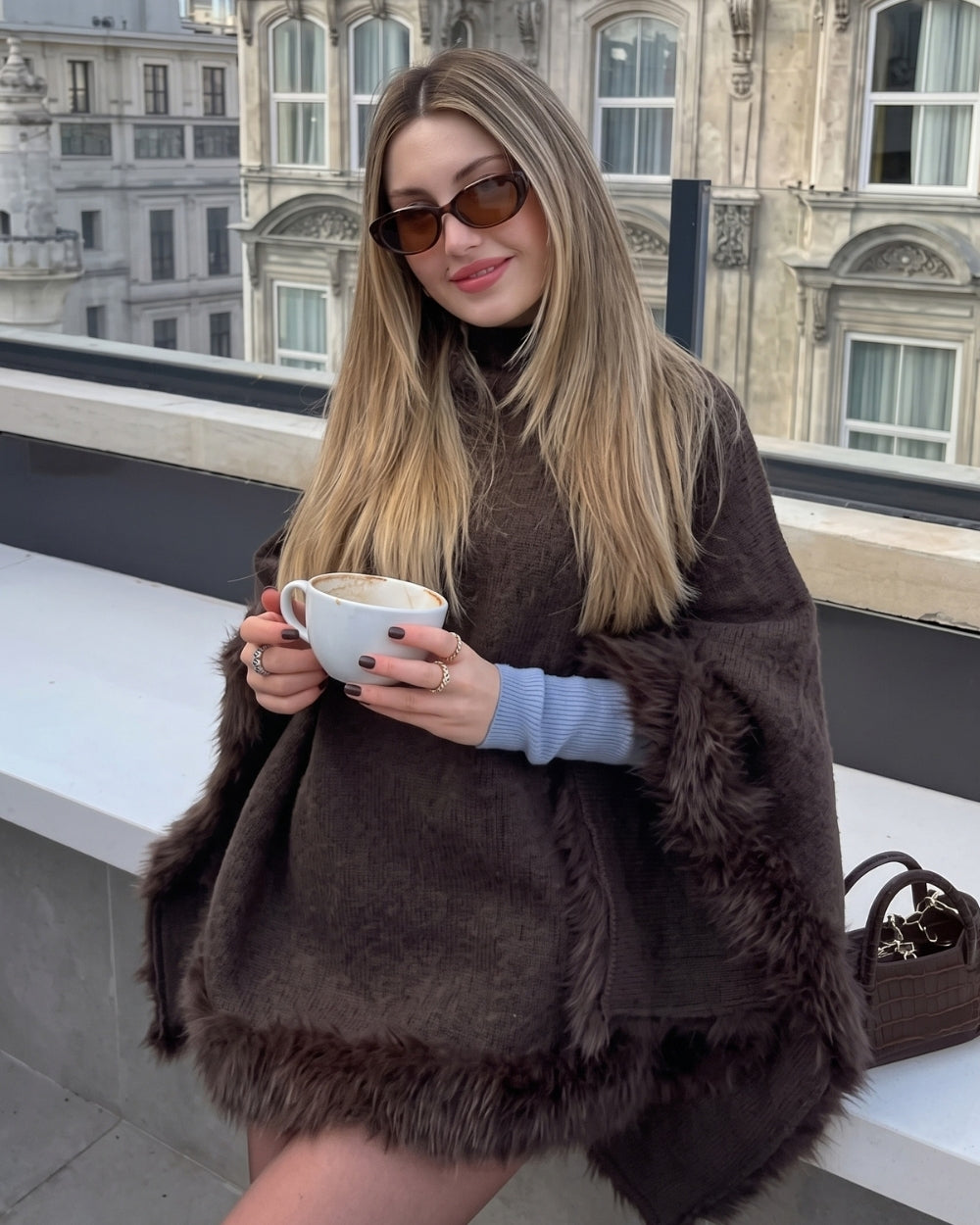 poncho-femme-fourrure-col-montant-situation-femme