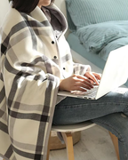 poncho-femme-plaid-tartan-polaire-situation-ordinateur
