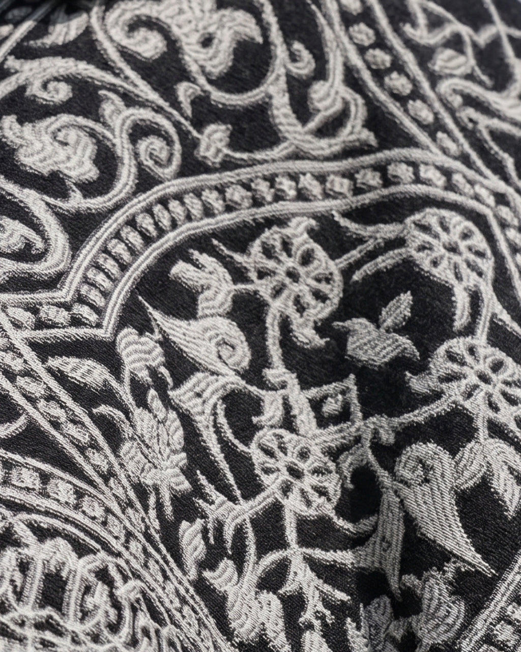 poncho-homme-mexicain-a-capuche-et-franges-motif-ethnique-noir-blanc-closeup