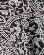 poncho-homme-mexicain-a-capuche-et-franges-motif-ethnique-noir-blanc-closeup