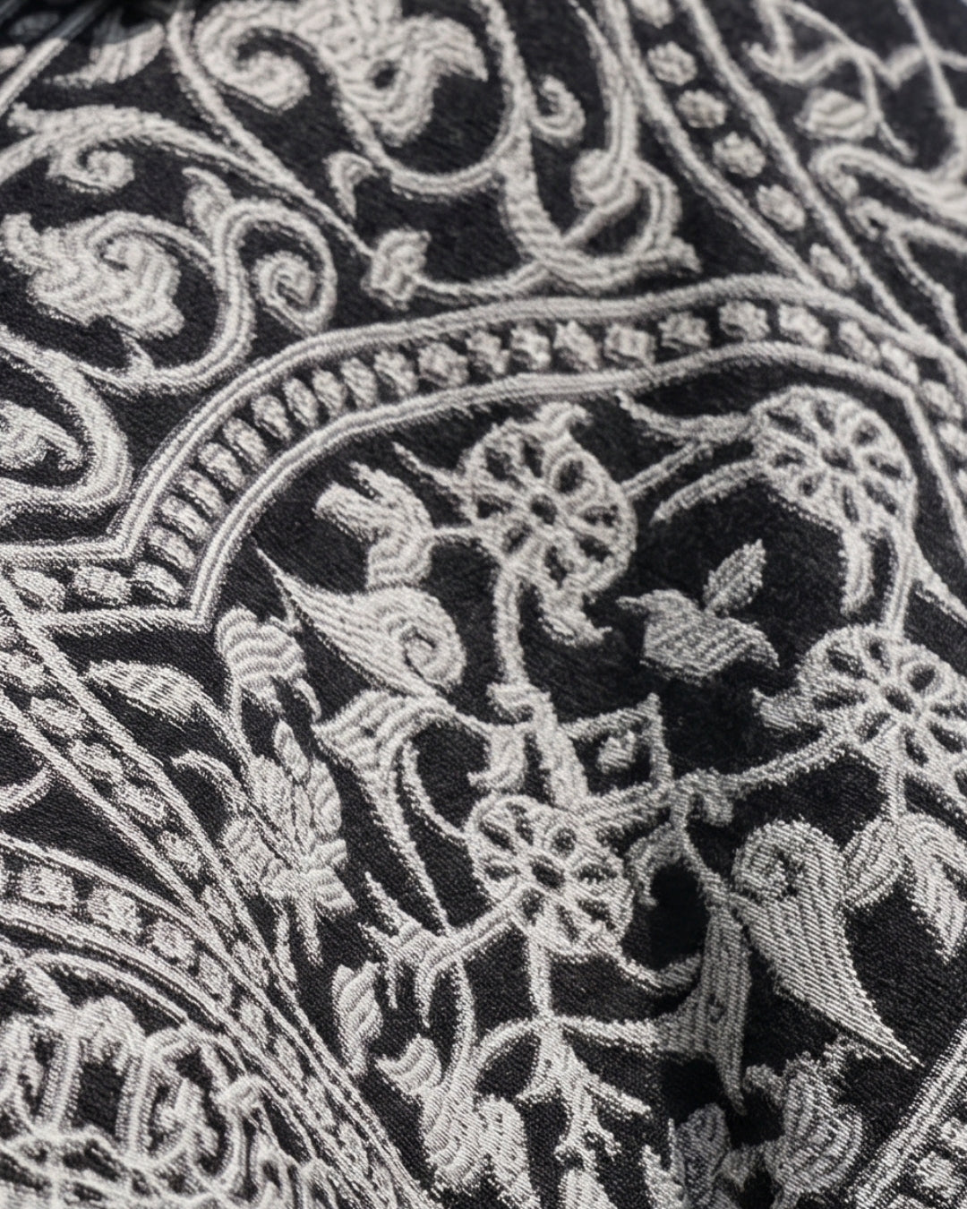 poncho-homme-mexicain-a-capuche-et-franges-motif-ethnique-noir-blanc-closeup