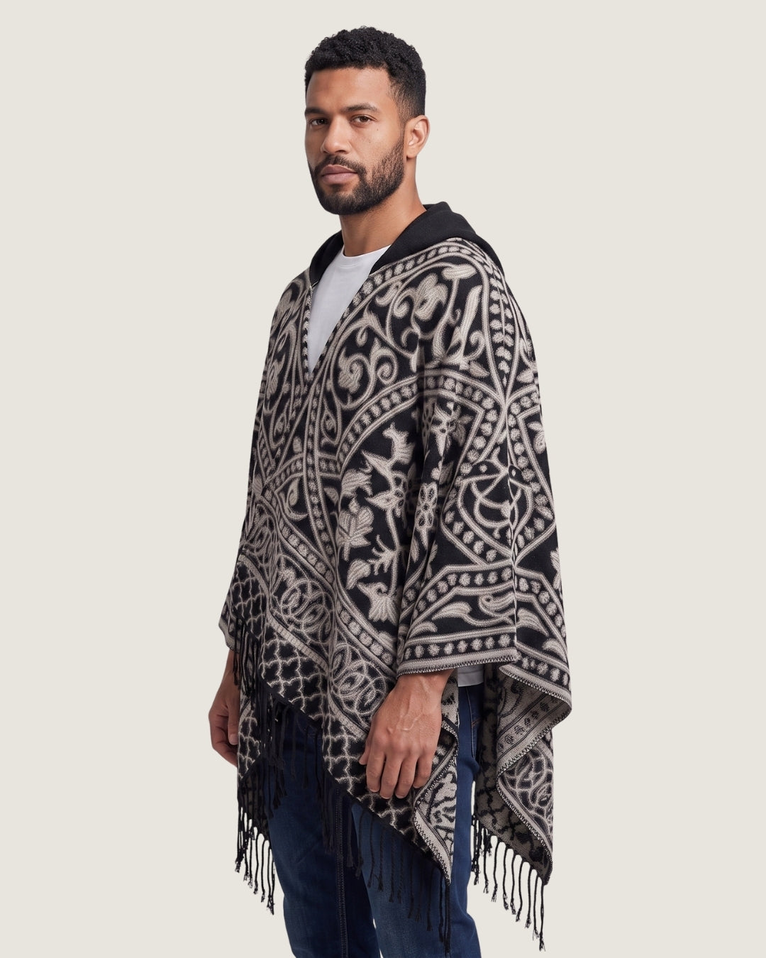 poncho-homme-mexicain-a-capuche-et-franges-motif-ethnique-noir-blanc-profile