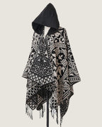 poncho-homme-mexicain-a-capuche-et-franges-motif-ethnique-noir-blanc-support