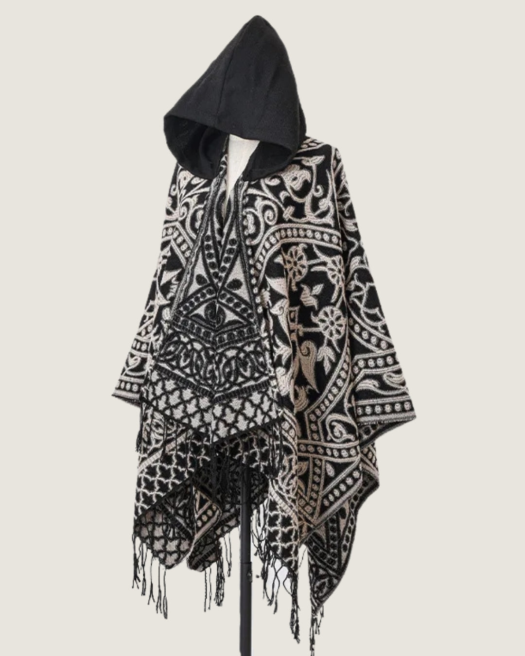 poncho-homme-mexicain-a-capuche-et-franges-motif-ethnique-noir-blanc-support