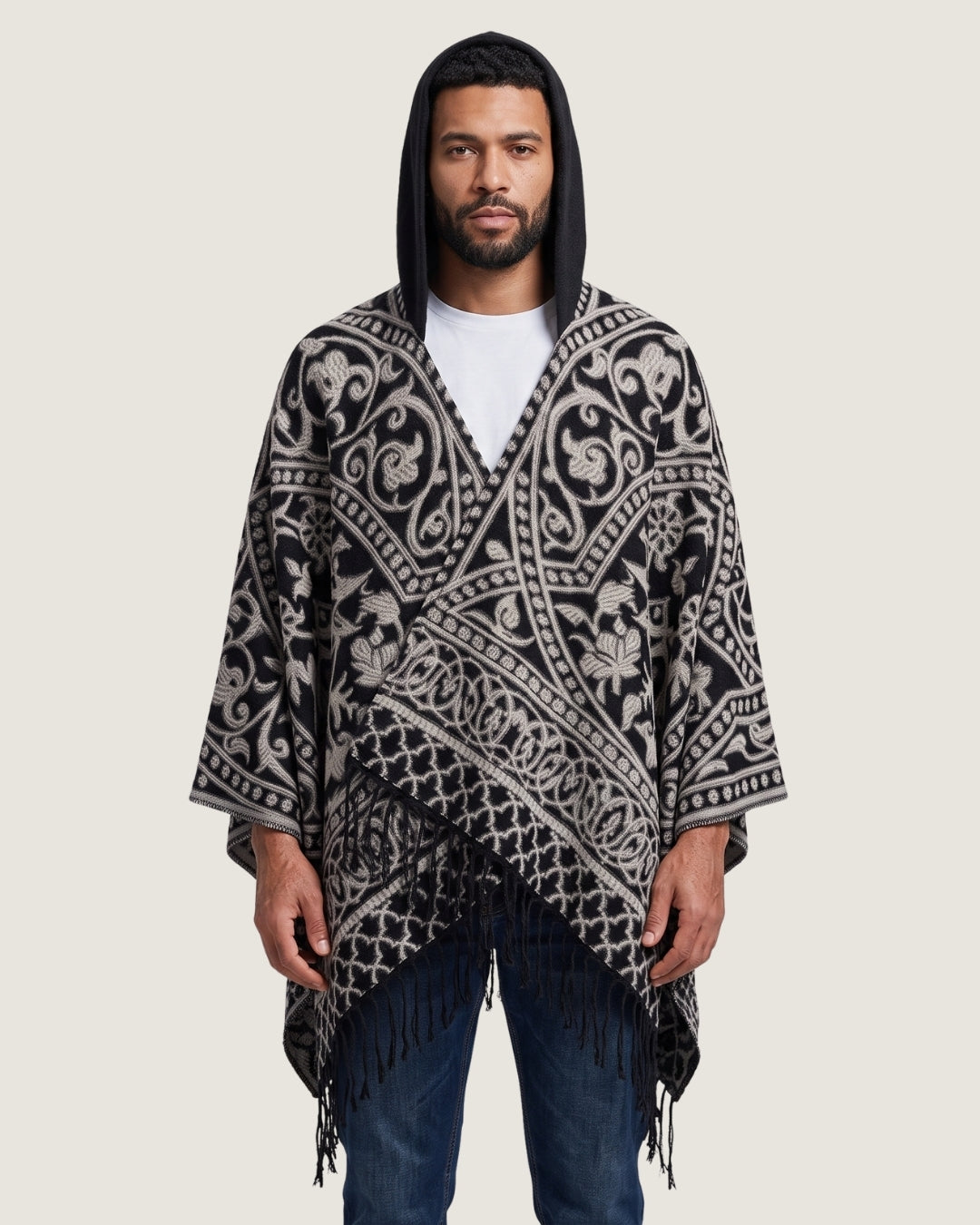 poncho-homme-mexicain-a-capuche-et-franges-motif-ethnique-noir-blanc