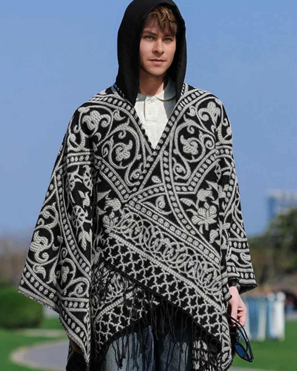 poncho-homme-mexicain-a-capuche-et-franges-motif-ethnique-situation-face
