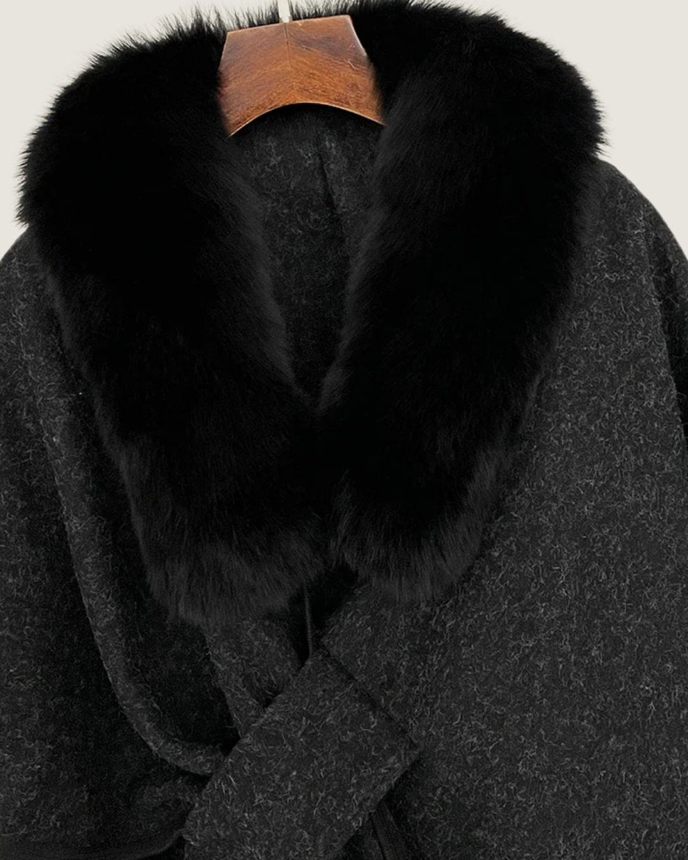 poncho-manteau-a-fourrure-femme-closeup