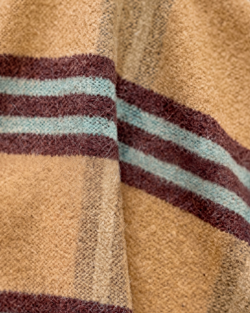 poncho-manteau-femme-franges-et-rayures-vintage-beige-closeup