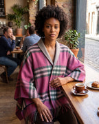 poncho-manteau-femme-franges-et-rayures-vintage-magenta-situation