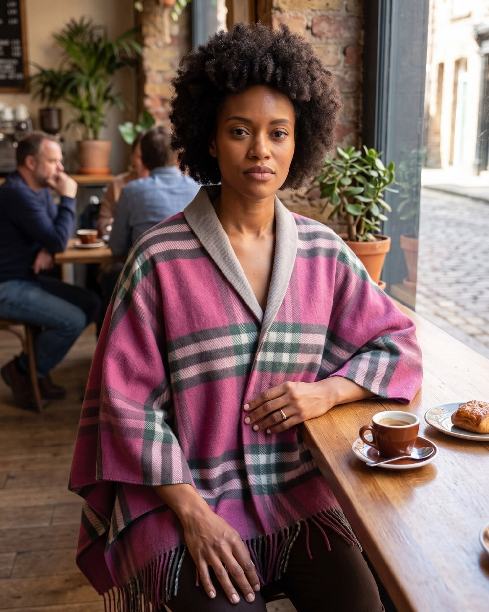 poncho-manteau-femme-franges-et-rayures-vintage-magenta-situation