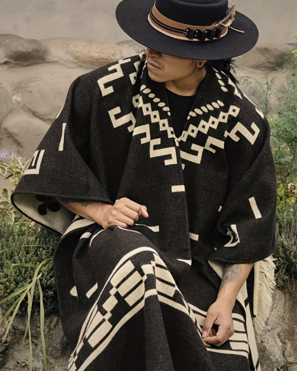 poncho-mexicain-franges-motif-azteque-situation-homme