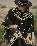poncho-mexicain-franges-motif-azteque-situation-homme