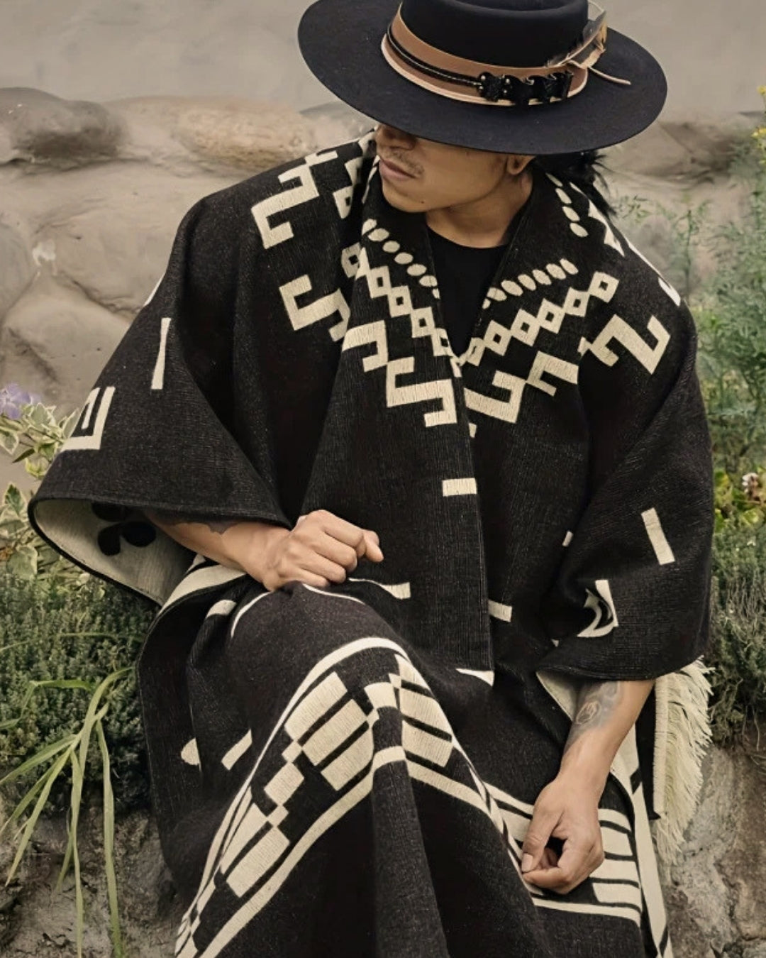 poncho-mexicain-franges-motif-azteque-situation-homme