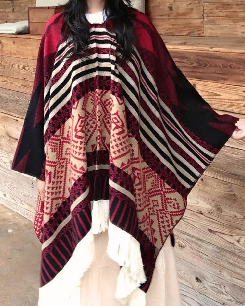 poncho-peruvien-franges-motif-ethnique-rouge-face