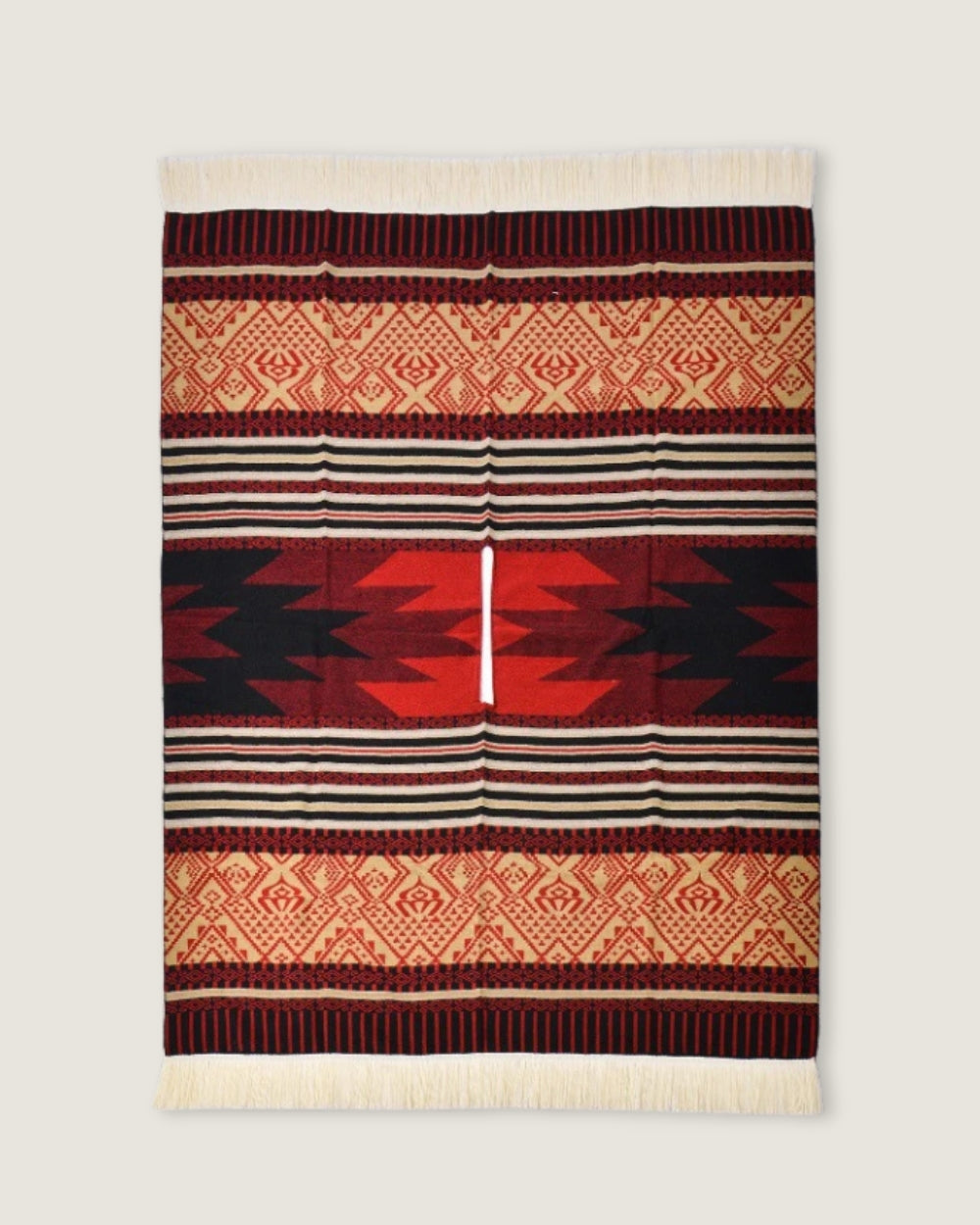 poncho-peruvien-franges-motif-ethnique-rouge-plat