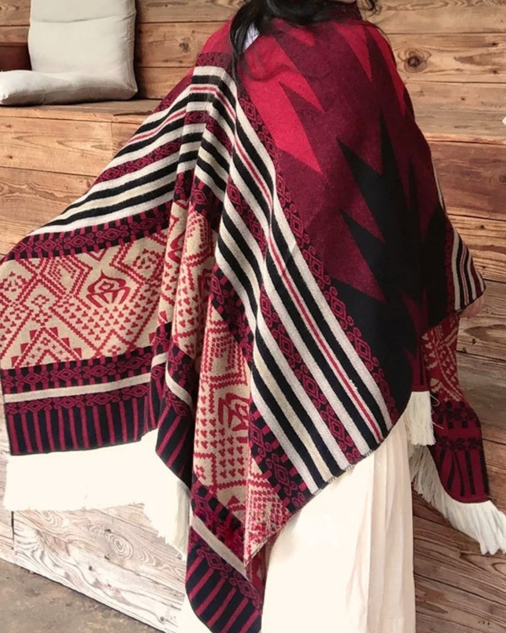poncho-peruvien-franges-motif-ethnique-rouge-situation
