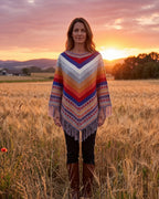 poncho-peruvien-multicolore-raye-franges-situation-femme-champ