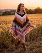 poncho-peruvien-multicolore-raye-franges-situation-femme