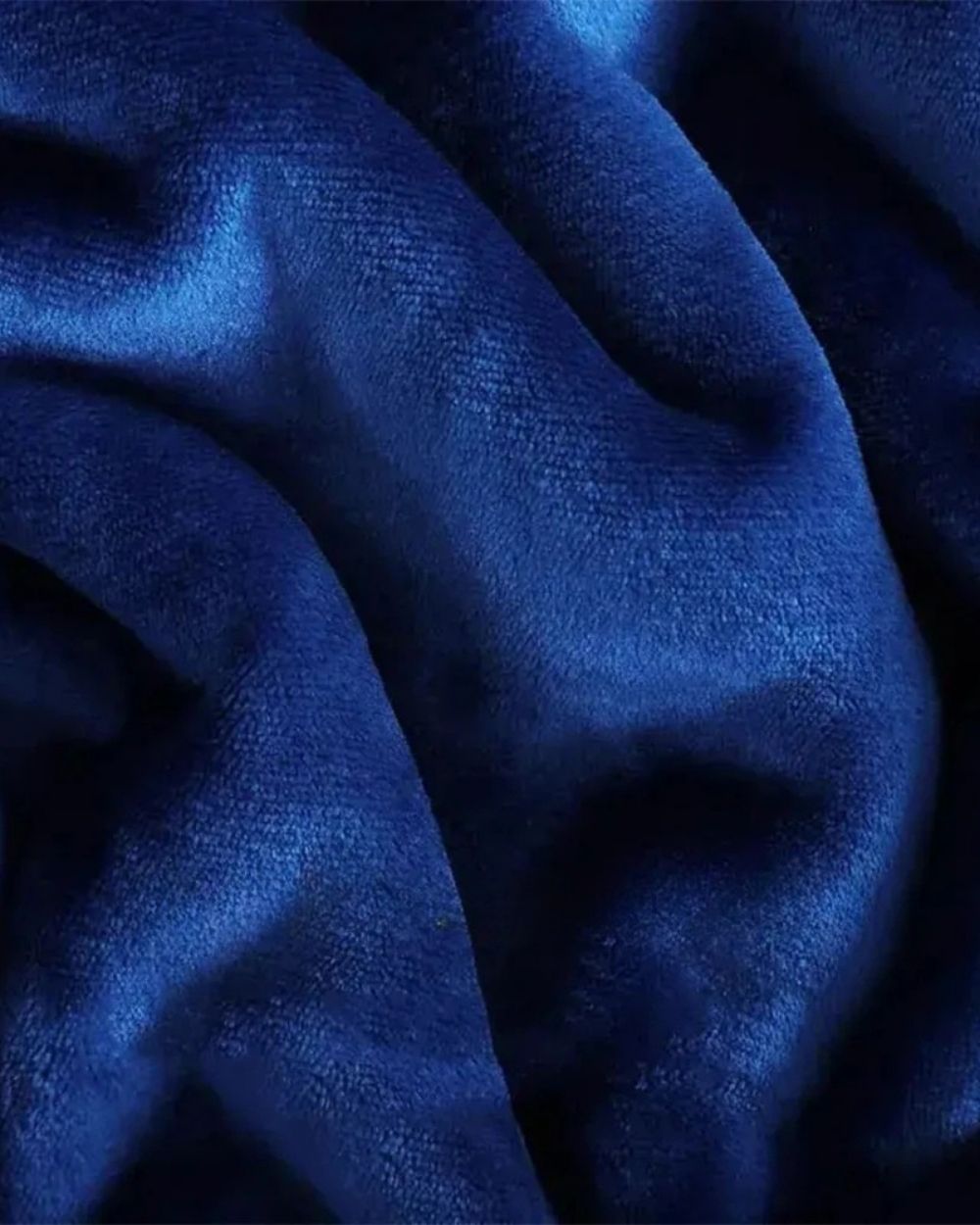 poncho-plaid-a-capuche-chaud-bleu-marine-closeup