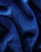 poncho-plaid-a-capuche-chaud-bleu-marine-closeup