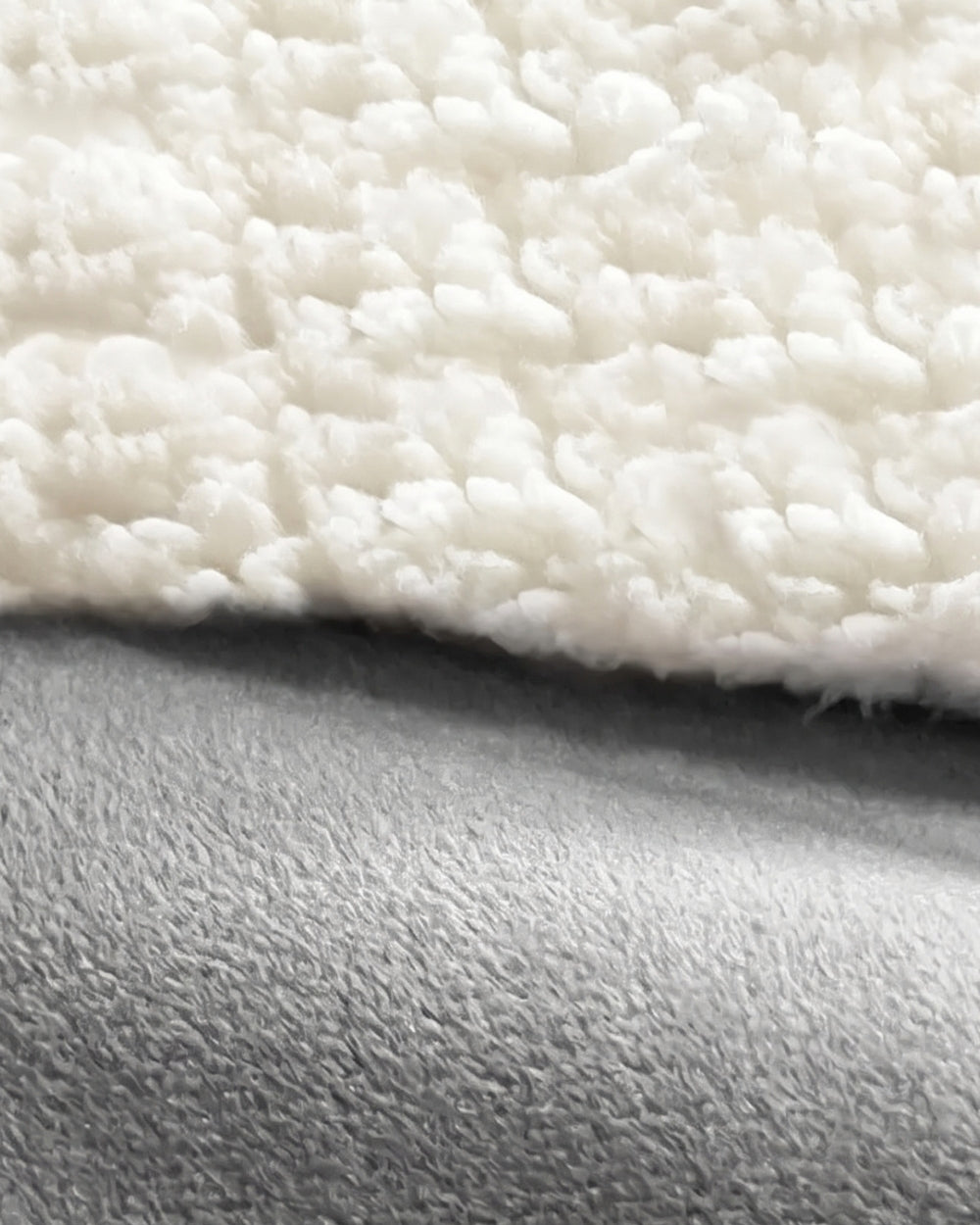poncho-plaid-capuche-interieur-sherpa-gris-closeup
