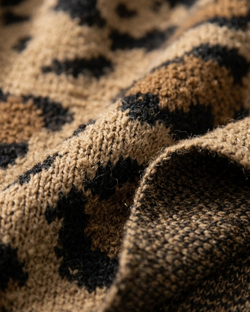 poncho-plaid-femme-leopard-gros-plan-tricot