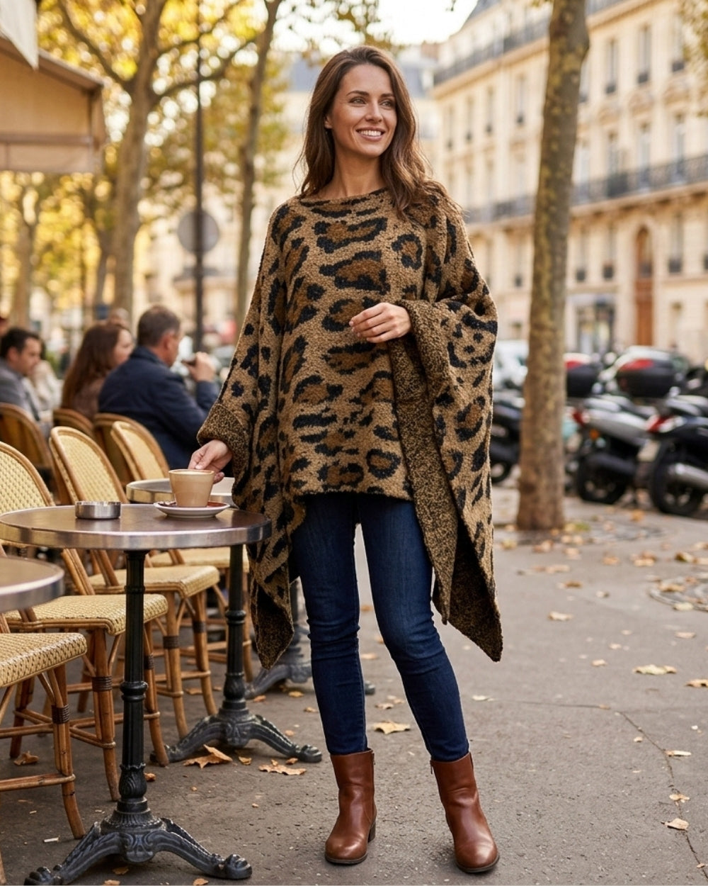 poncho-plaid-femme-leopard-terrasse-cafe